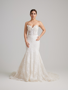Strapless lace fishtail wedding dress